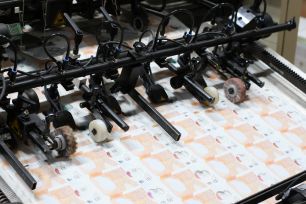 Komori wins contract for printing US dollar